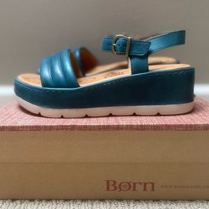 Born size 9 Faro platform sandal
